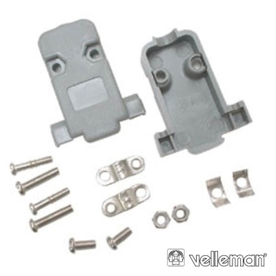 Kit de montagem com peças de plástico cinzento e elementos metálicos sob fundo branco