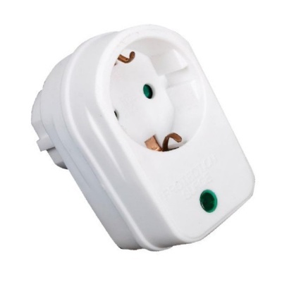 Tomada elétrica branca com orifício verde