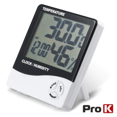 Termómetro digital branco e preto com visor que mostra temperatura e humidade, com botão e logótipo Pro K