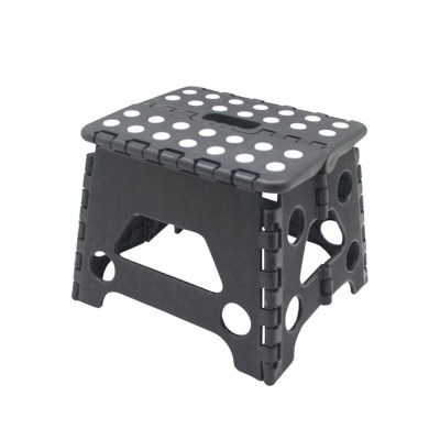 Banco dobrável preto com bolinhas brancas e orifícios