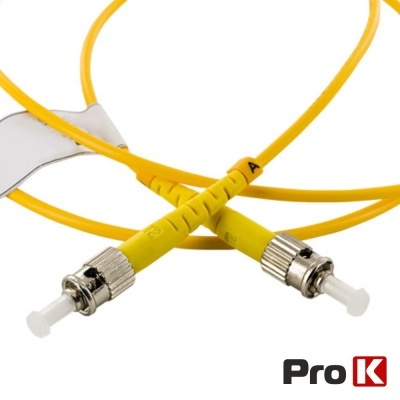 Cabo amarelo de fibra ótica com conectores metálicos reforçados