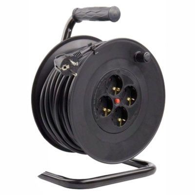 Carretel elétrico preto com quatro tomadas