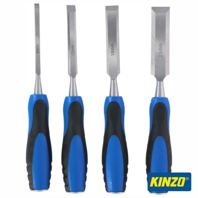 Conjunto de quatro formões com cabos azuis e pretos e lâminas de aço com tamanhos variados