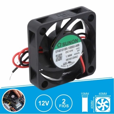 Ventoinha electrónica quadrada preta com etiqueta branca e fios vermelhos e pretos