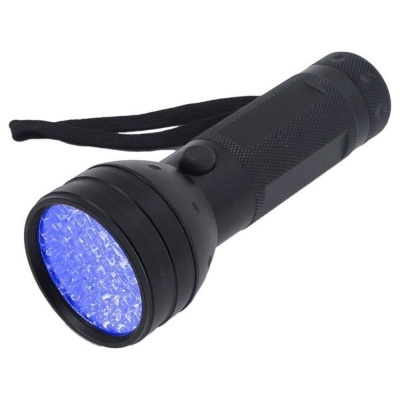 lanterna preta com LEDs azuis e alça para transporte