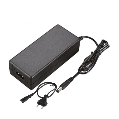 Adaptador de corrente preto com cabo e plugue europeu