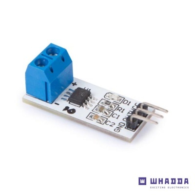 Módulo eletrónico branco com chip preto, conector azul e três pinos metálicos.