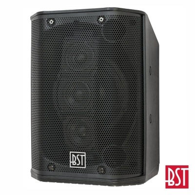 Coluna de som preta com grelha em metal e logótipo BST