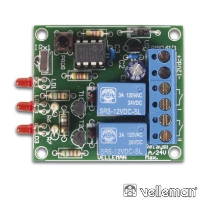 Placa eletrónica verde com componentes eletrónicos e relés azuis SRS-12VDC-SL