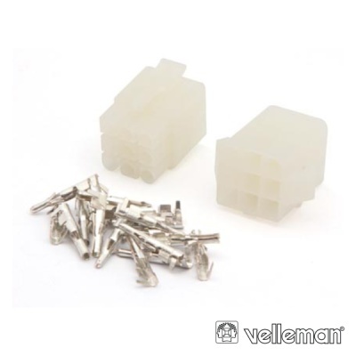 Conectores elétricos brancos e terminais metálicos sobre fundo branco