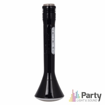 Microfone preto com base larga e botões laterais sobre fundo branco