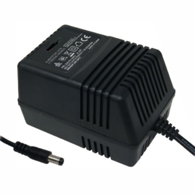 Transformador elétrico preto com cabo e ficha redonda