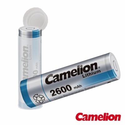Duas pilhas recarregáveis Camelion Lithium 2600 mAh prateadas e azuis