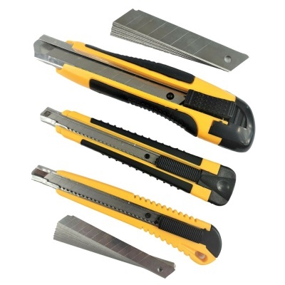 Três estiletes amarelos e pretos com lâminas metálicas substituíveis destacadas