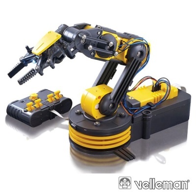 Braço robótico amarelo e preto com controlador remoto