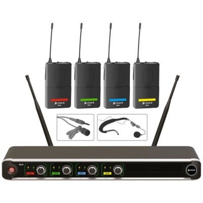 Sistema de microfone sem fios Chord com quatro unidades transmissoras e um receptor.