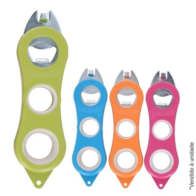 Abridores multiusos coloridos dispostos em fila sobre fundo branco