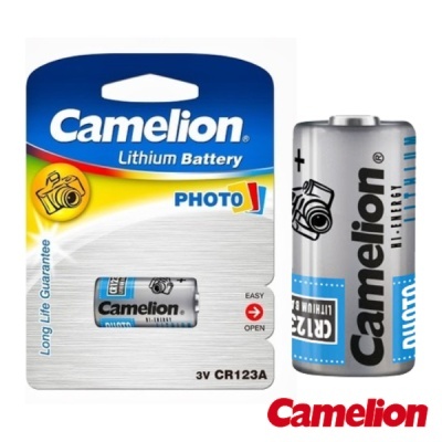 Pilha de lítio Camelion CR123A com embalagem azul e branca