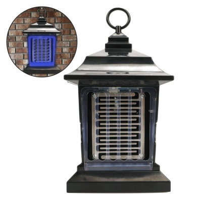 Lanterna preta de metal com grelha interna e luz azul numa parede de tijolos