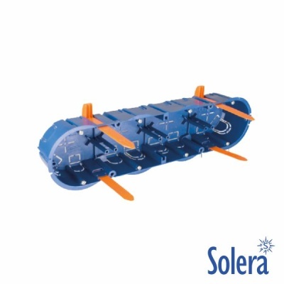 Moldes retangulares azuis com alças laranjas para moldagem de blocos com logo Solera