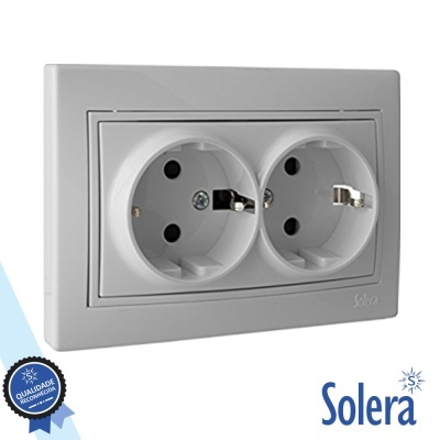 Tomada dupla eléctrica branca de embutir com marca Solera