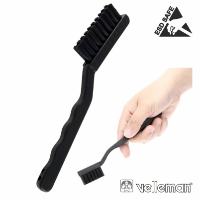 Escova preta com cabo ergonómico e cerdas retas na mão