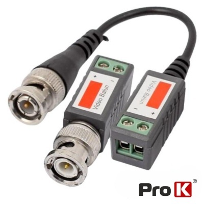 Adaptadores de vídeo balun cinza e preto com conectores BNC e etiquetas laranja ProK