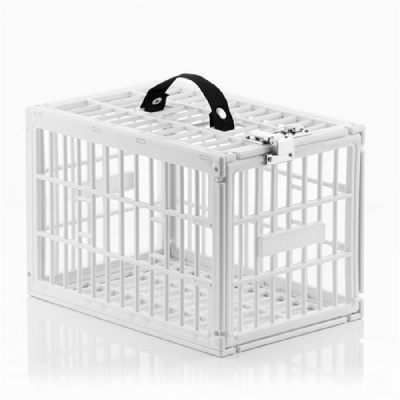 Gaiola de transporte para animais em plástico branco com alça preta