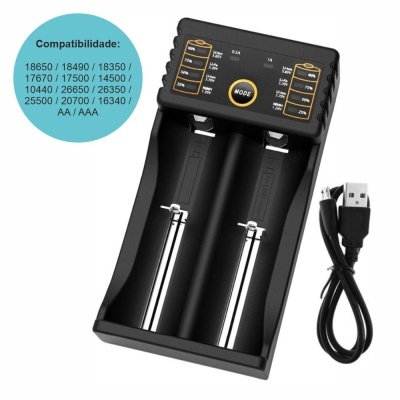 Carregador de baterias preto com display LCD e cabo USB
