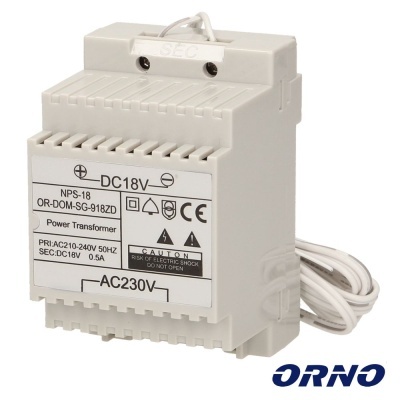 Transformador elétrico branco com etiquetas e cabo enrolado sobre fundo branco