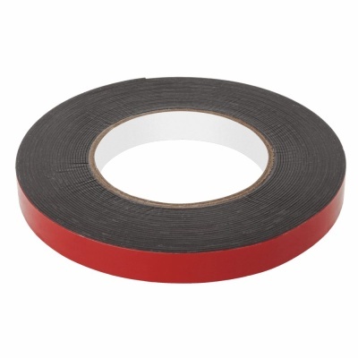 Rolo de fita adesiva preta e vermelha