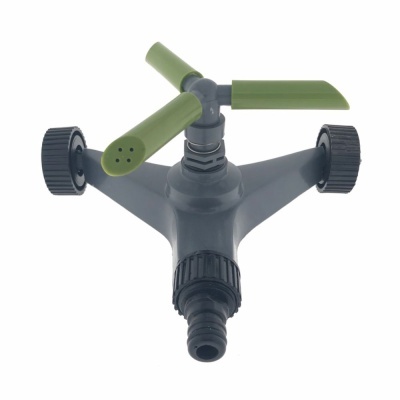 Aspersor de rega plástico cinzento e verde com rodas negras