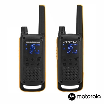 Dois walkie-talkies Motorola pretos e laranja com visor digital azul