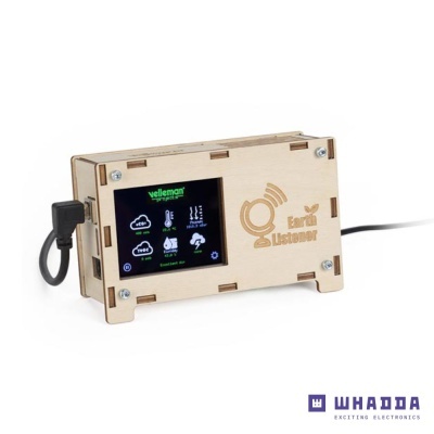 Dispositivo electrónico com caixa de madeira clara e ecrã digital colorido