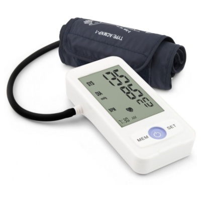 Medidor de pressão arterial digital branco com braçadeira preta e visor grande mostrando leitura