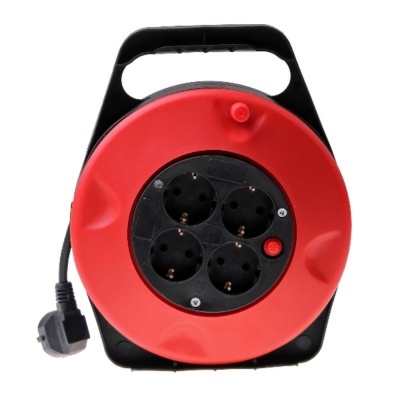 Bobina de extensão elétrica vermelha e preta com quatro tomadas e cabo.