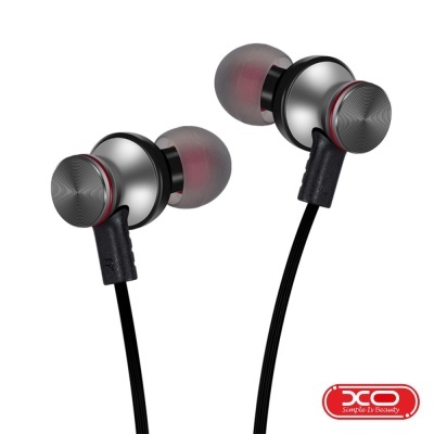 Auriculares intra-auriculares pretos com detalhes metálicos e vermelhos