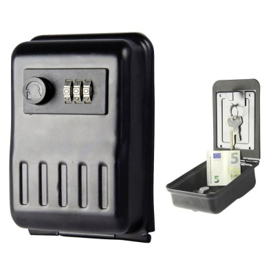 Caixa de segurança preta em metal com trava de combinação e chave, aberta mostrando nota e chaves.