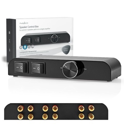 Dispositivo Speaker Control Box preto com dois interruptores e botão de volume ao lado da caixa branca com texto e imagem do produto