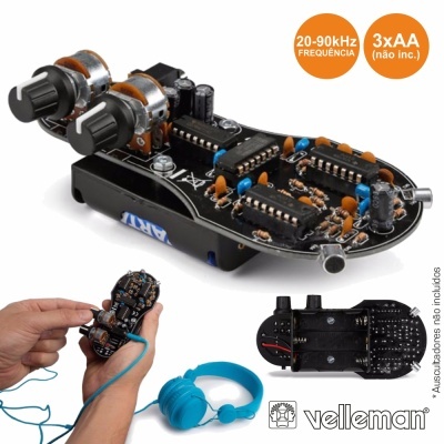 Placa eletrónica com componentes e potenciômetros, fios azuis e auscultadores azuis vãos