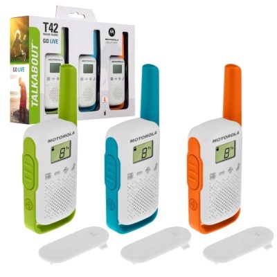 Três rádios MotoTalkabout T42 em verde, azul e laranja com três tampas brancas e embalagem.