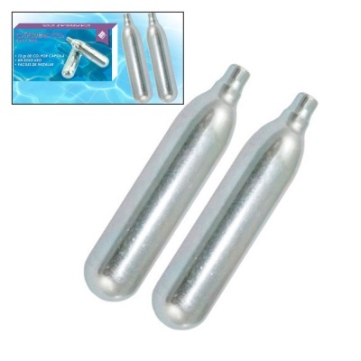 Duas cápsulas de CO2 metálicas prateadas com embalagem azul ao fundo