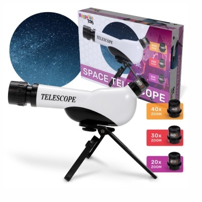 Telescópio branco com tripé preto e lentes intercambiáveis, embalagem colorida com imagem do espaço