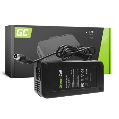 Carregador de bateria Green Cell preto com cabo, caixa preta e verde ao fundo