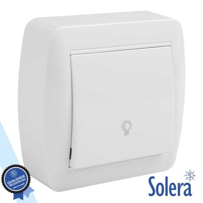 Interruptor elétrico branco quadrado da marca Solera com símbolo de lâmpada
