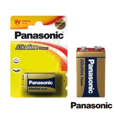 Pilhas Panasonic 9V Alkaline Power em embalagem amarela e pilha dourada rotulada