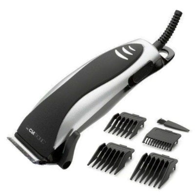 Máquina de cortar cabelo prateada e preta com quatro pentes pretos em fundo branco