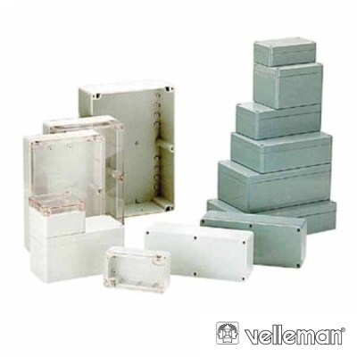 Caixas elétricas retangulares de vários tamanhos, cinza e brancas, algumas com tampa transparente