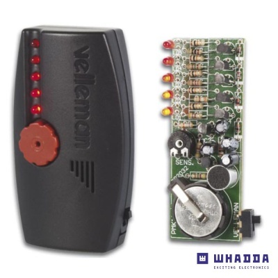 Aparelho eletrónico com capa preta e placa eletrónica exposta com LEDs e componentes