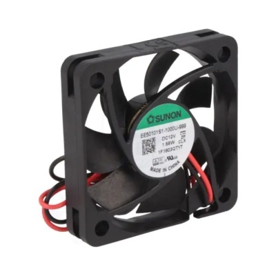 Ventoinha eletrónica quadrada preta com cabos vermelhos e pretos